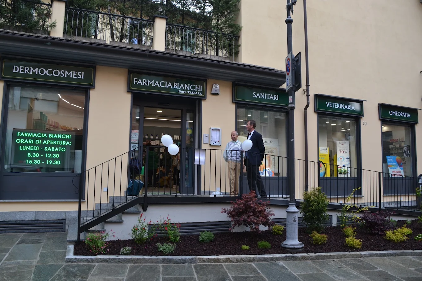 Ingresso della Farmacia Bianchi in via Guglielmo Marconi a Bra